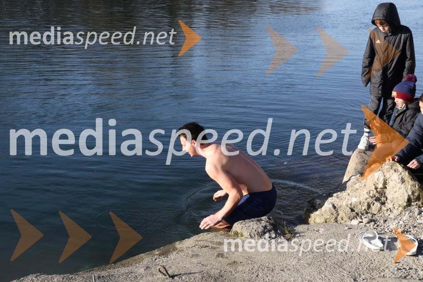 Tradicionalni novoletni skok v Dravo