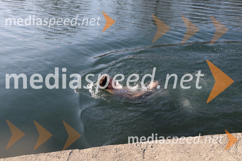 Tradicionalni novoletni skok v Dravo