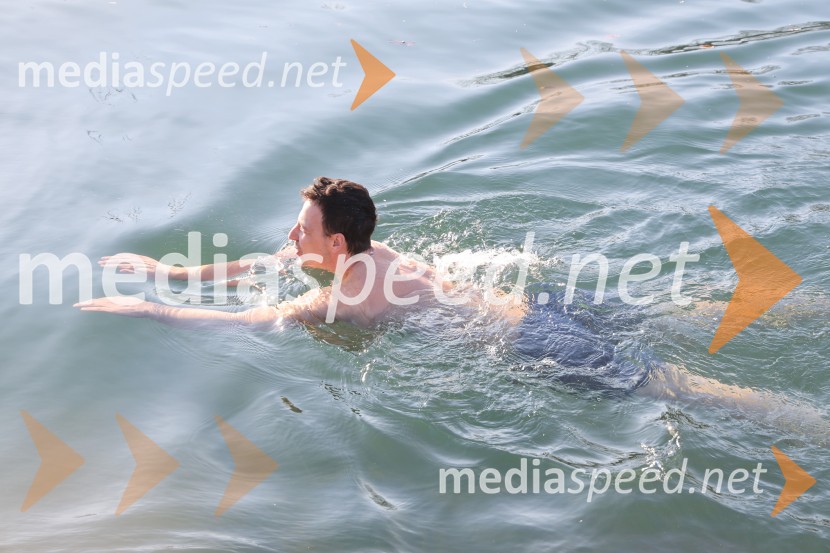 Tradicionalni novoletni skok v Dravo