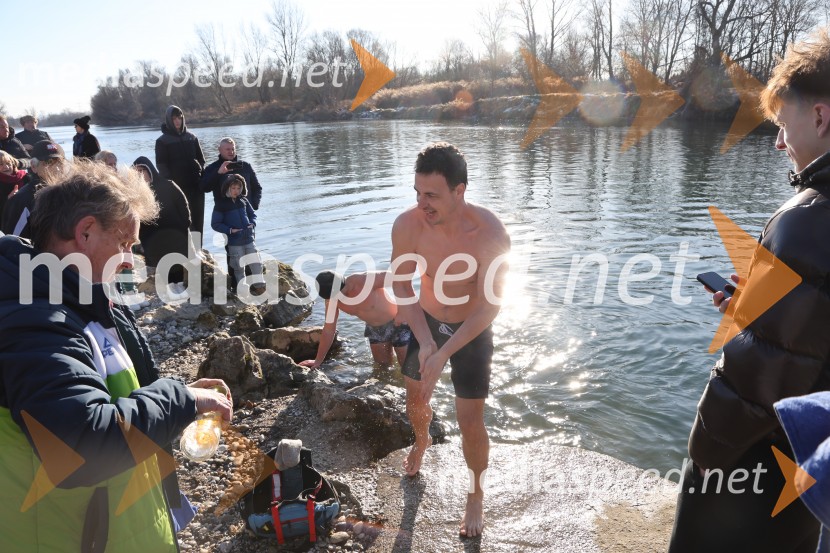 Tradicionalni novoletni skok v Dravo