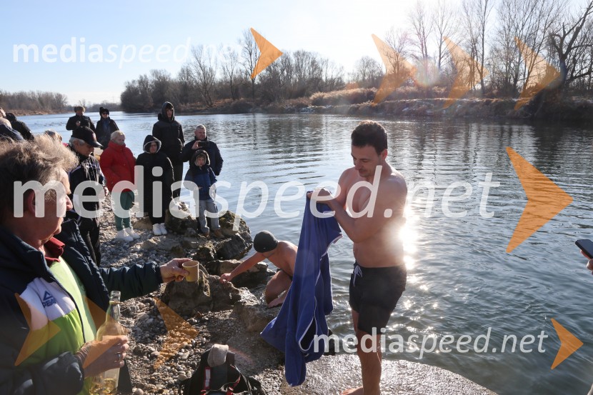 Tradicionalni novoletni skok v Dravo