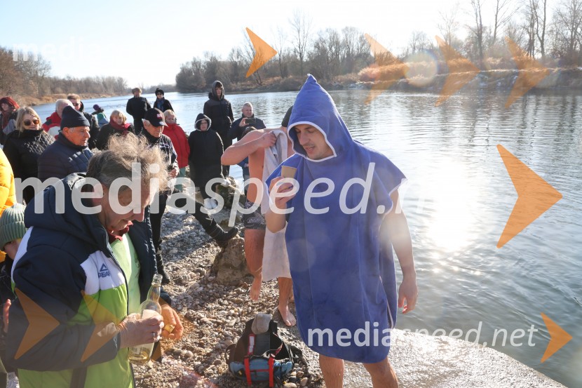 Tradicionalni novoletni skok v Dravo