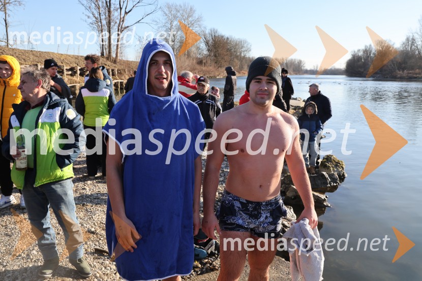 Tradicionalni novoletni skok v Dravo