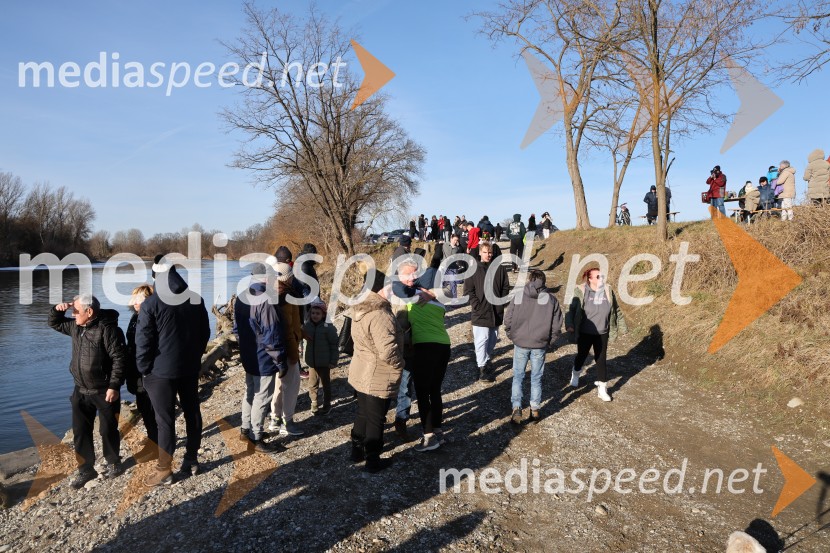 Tradicionalni novoletni skok v Dravo