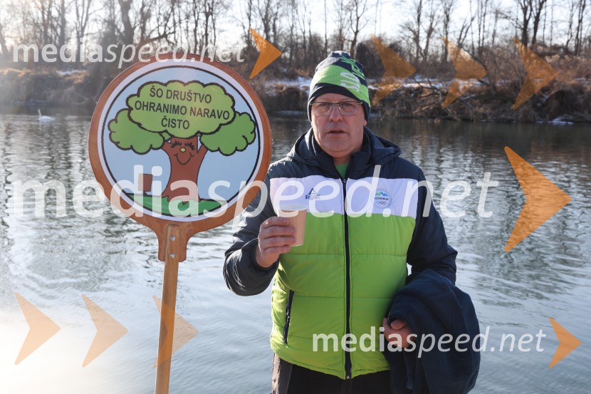 Tradicionalni novoletni skok v Dravo