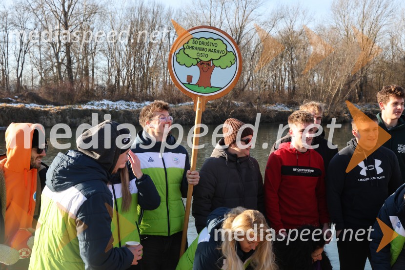 Tradicionalni novoletni skok v Dravo