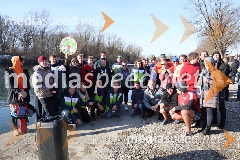 Tradicionalni novoletni skok v Dravo