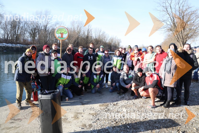 Tradicionalni novoletni skok v Dravo