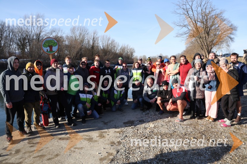 Tradicionalni novoletni skok v Dravo