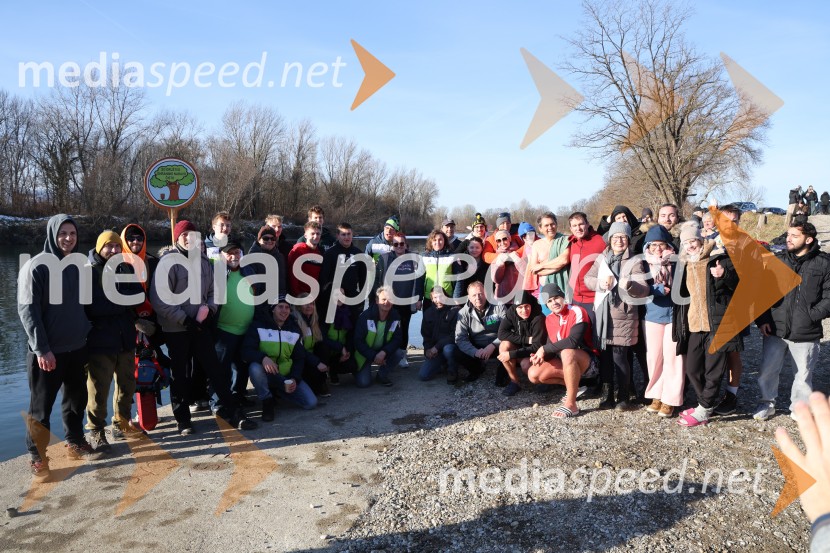 Tradicionalni novoletni skok v Dravo