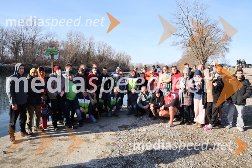 Tradicionalni novoletni skok v Dravo