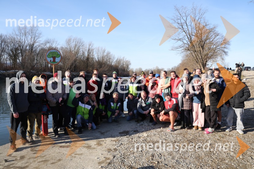 Tradicionalni novoletni skok v Dravo