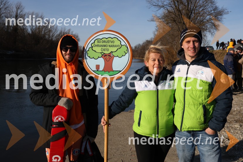 Tradicionalni novoletni skok v Dravo