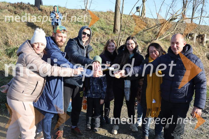 Tradicionalni novoletni skok v Dravo