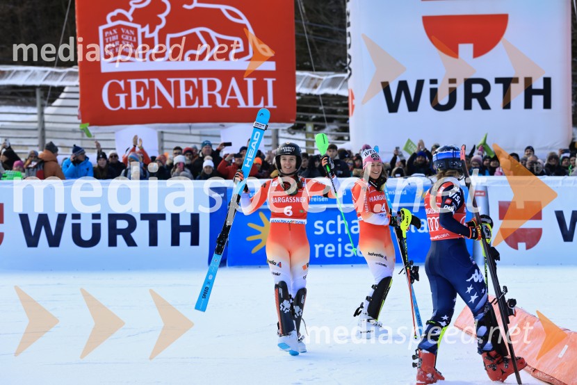  Camille Rast, smučarka (Švica);  Wendy Holdener, smučarka (Švica);  Mikaela Shiffrin, smučarka (ZDA)FIS SP v smučanju za ženske Kranjska Gora 2026 slalom