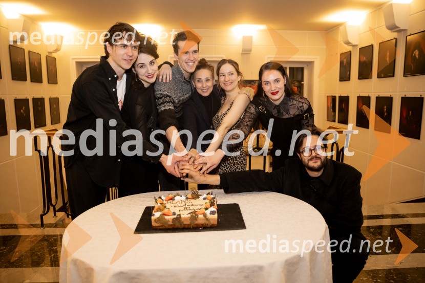 Hlapci - dokumentarec za prihodnost: krstna uprizoritev sodobne reinterpretacije Cankarja