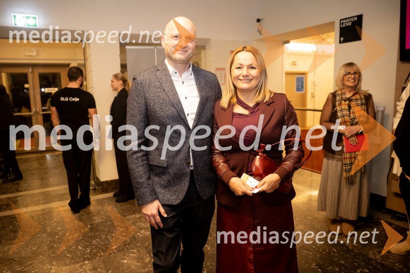 Hlapci - dokumentarec za prihodnost: krstna uprizoritev sodobne reinterpretacije Cankarja