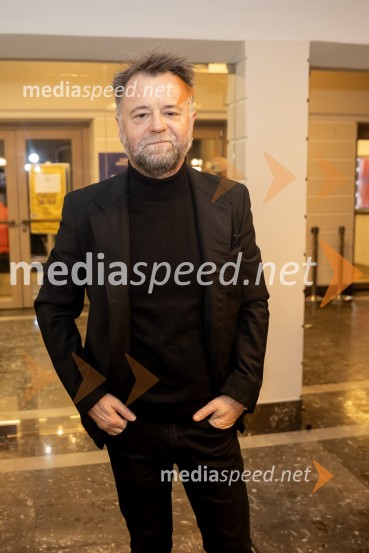 Hlapci - dokumentarec za prihodnost: krstna uprizoritev sodobne reinterpretacije Cankarja