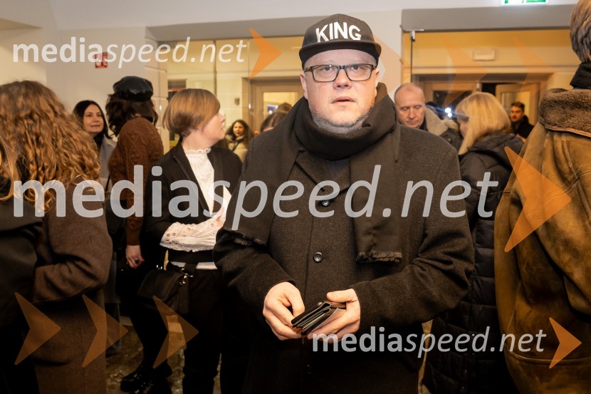 Hlapci - dokumentarec za prihodnost: krstna uprizoritev sodobne reinterpretacije Cankarja