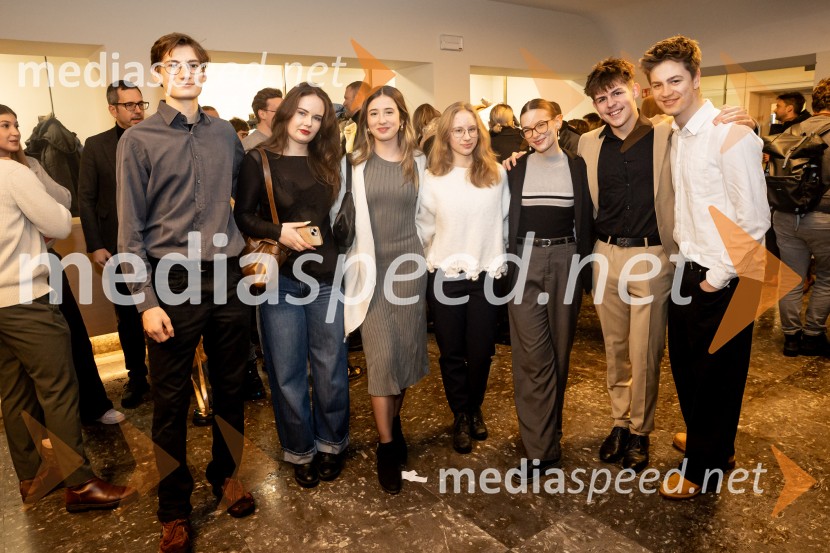 Hlapci - dokumentarec za prihodnost: krstna uprizoritev sodobne reinterpretacije Cankarja