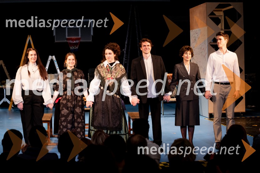 Hlapci - dokumentarec za prihodnost: krstna uprizoritev sodobne reinterpretacije Cankarja