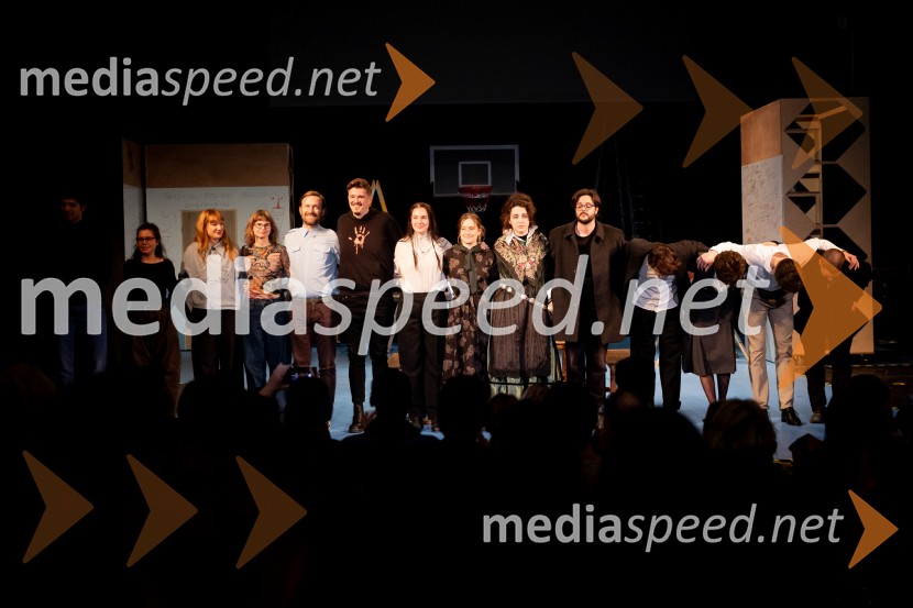 Hlapci - dokumentarec za prihodnost: krstna uprizoritev sodobne reinterpretacije Cankarja