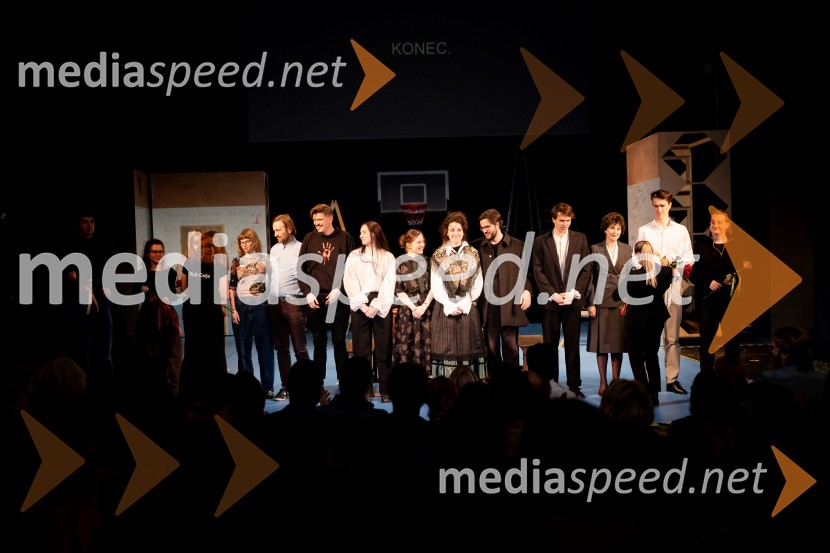 Hlapci - dokumentarec za prihodnost: krstna uprizoritev sodobne reinterpretacije Cankarja