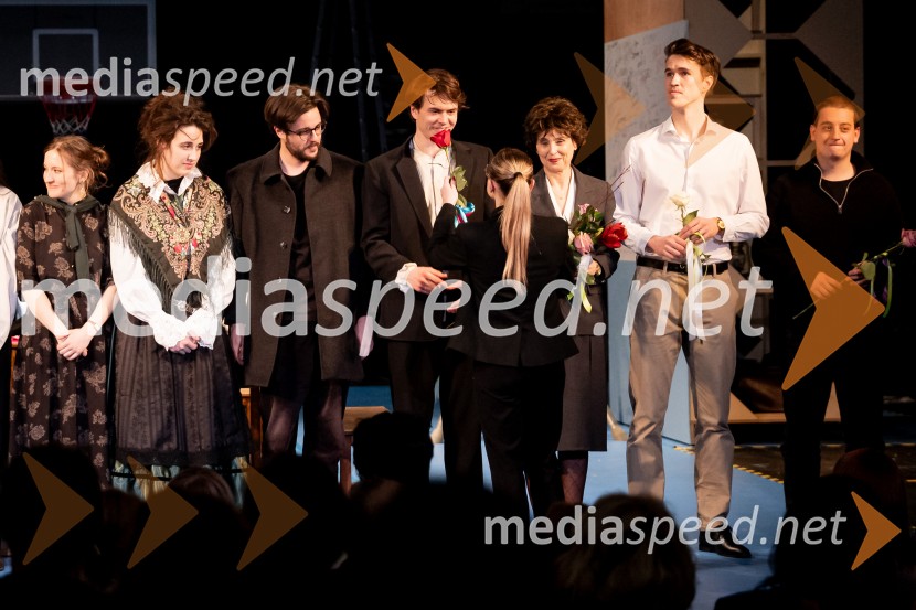 Hlapci - dokumentarec za prihodnost: krstna uprizoritev sodobne reinterpretacije Cankarja