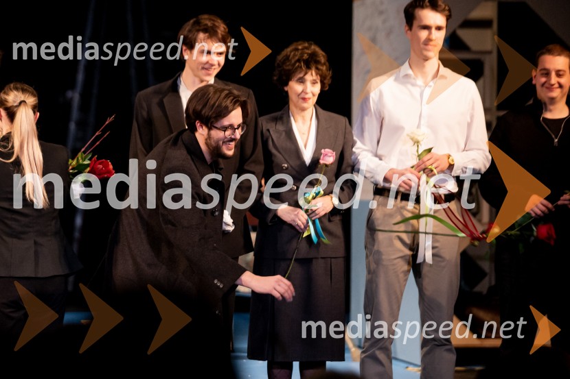 Hlapci - dokumentarec za prihodnost: krstna uprizoritev sodobne reinterpretacije Cankarja