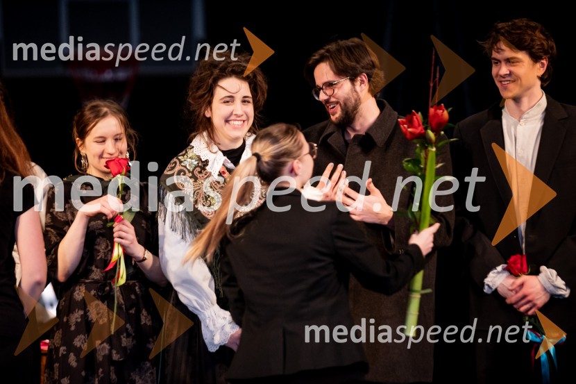 Hlapci - dokumentarec za prihodnost: krstna uprizoritev sodobne reinterpretacije Cankarja