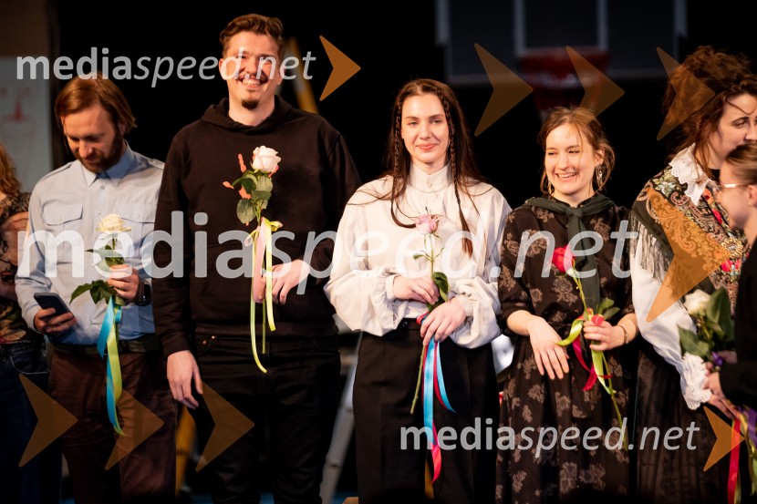 Hlapci - dokumentarec za prihodnost: krstna uprizoritev sodobne reinterpretacije Cankarja