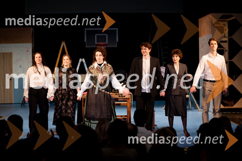 Hlapci - dokumentarec za prihodnost: krstna uprizoritev sodobne reinterpretacije Cankarja