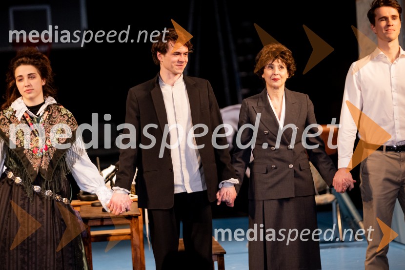 Hlapci - dokumentarec za prihodnost: krstna uprizoritev sodobne reinterpretacije Cankarja