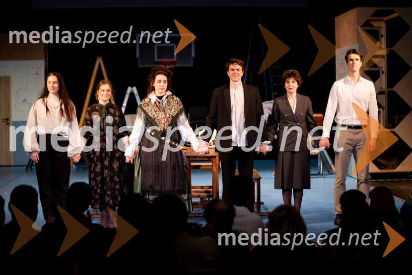 Hlapci - dokumentarec za prihodnost: krstna uprizoritev sodobne reinterpretacije Cankarja