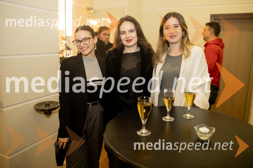 Hlapci - dokumentarec za prihodnost: krstna uprizoritev sodobne reinterpretacije Cankarja