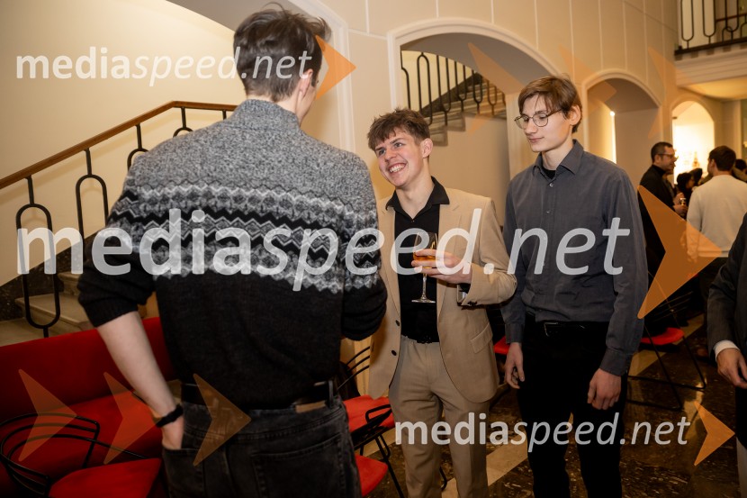 Hlapci - dokumentarec za prihodnost: krstna uprizoritev sodobne reinterpretacije Cankarja