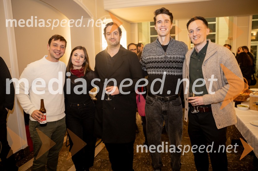 Hlapci - dokumentarec za prihodnost: krstna uprizoritev sodobne reinterpretacije Cankarja