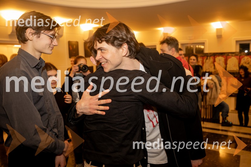 Hlapci - dokumentarec za prihodnost: krstna uprizoritev sodobne reinterpretacije Cankarja