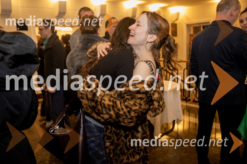 Hlapci - dokumentarec za prihodnost: krstna uprizoritev sodobne reinterpretacije Cankarja