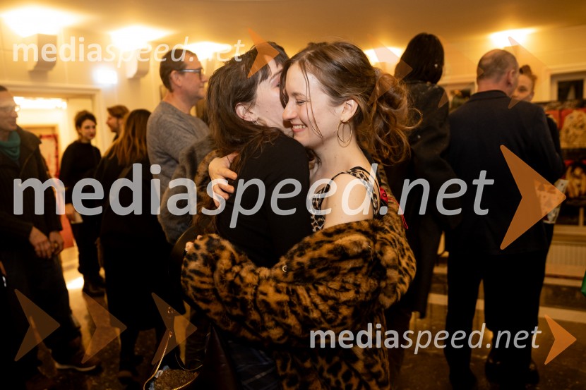 Hlapci - dokumentarec za prihodnost: krstna uprizoritev sodobne reinterpretacije Cankarja