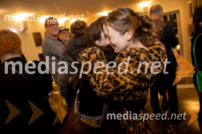 Hlapci - dokumentarec za prihodnost: krstna uprizoritev sodobne reinterpretacije Cankarja