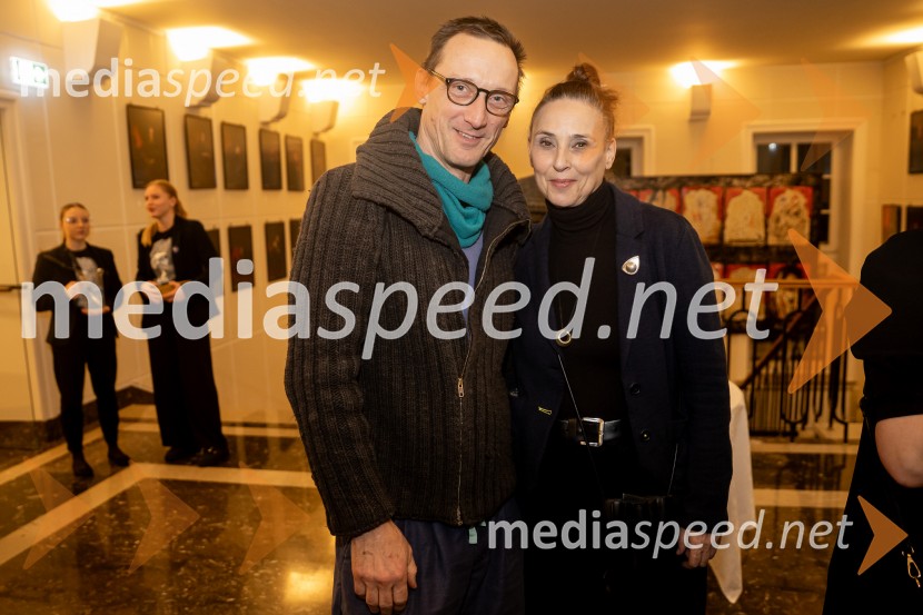 Hlapci - dokumentarec za prihodnost: krstna uprizoritev sodobne reinterpretacije Cankarja