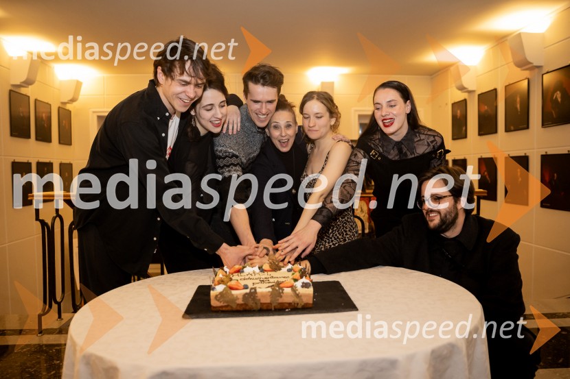 Hlapci - dokumentarec za prihodnost: krstna uprizoritev sodobne reinterpretacije Cankarja