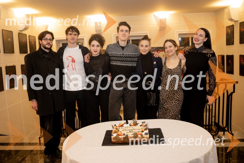 Hlapci - dokumentarec za prihodnost: krstna uprizoritev sodobne reinterpretacije Cankarja