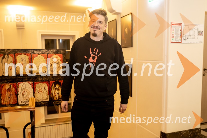 Hlapci - dokumentarec za prihodnost: krstna uprizoritev sodobne reinterpretacije Cankarja