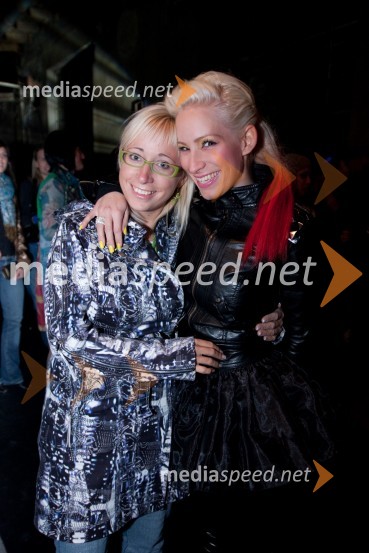 Katarina Štular, novinarka revije Obrazi in Alya, pevkaNina Šušnjara, modna revija