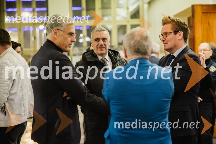 mag. Črtomir Remec,  predsednik Inženirske zbornice Slovenije in direktor Stanovanjskega sklada;  ... ;  Samo Turel, Župan Mestne občine Nova GoricaReka Soča in njeni mostovi, razstava