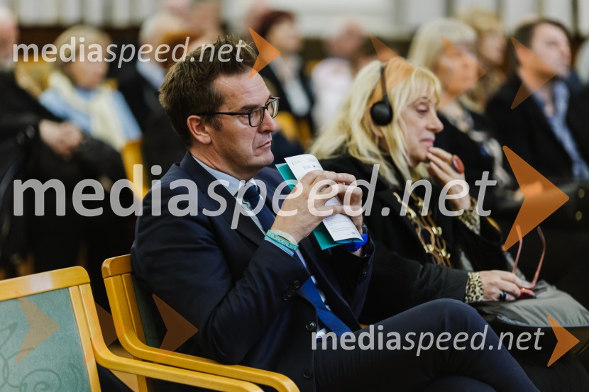 prof. dr. Vojko Flis, dr. med, generalni direktor Univerzitetnega kliničnega centra Maribor;  ... Reka Soča in njeni mostovi, razstava