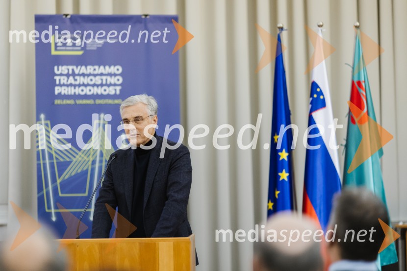  Črtomir Remec, direktor Stanovanjskega skladaReka Soča in njeni mostovi, razstava