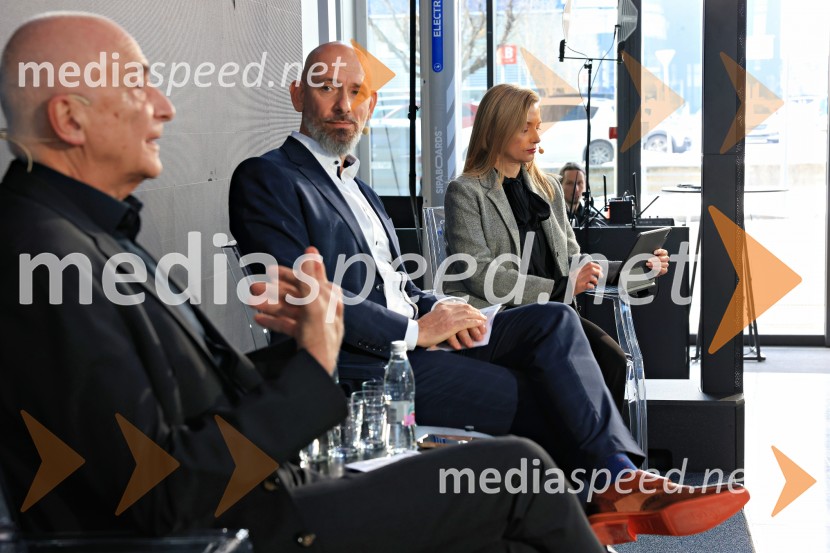  Ivo Boscarol, podjetnik, generalni direktor Pipistrel d.o.o.;  Aleš Suhorepec, generalni direktor, BMW Slovenia;  Maja  Ilec, direktorica korporativnega komuniciranja BMW Group SlovenijaNovi BMW iX3 in BMW Sipaboard, slovenska predstavitev